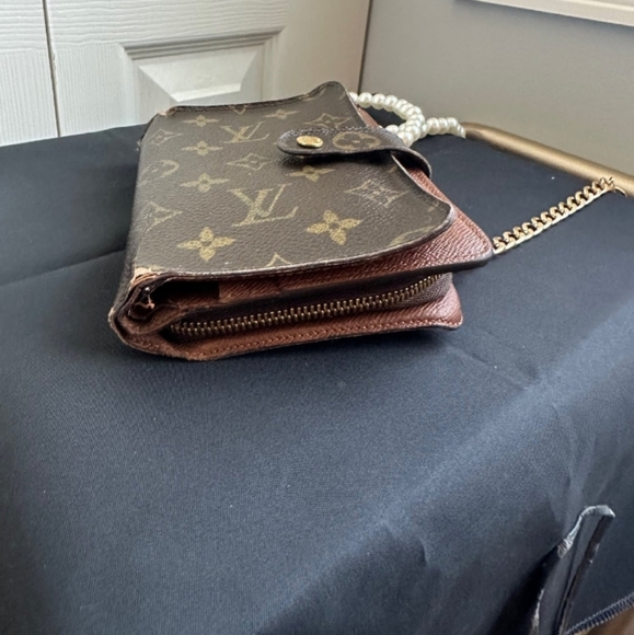 Louis Vuitton Monogram Zippy Crossbody Clutch Brown Leather Pearl & Gold Chain🎉 - Picture 5 of 11